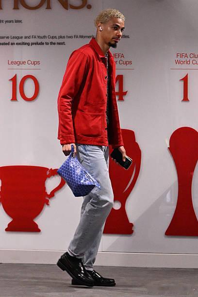 应该是首次吧 利物浦球员赛前身穿时尚品牌服装下大巴走向通道   这商业模式思维太