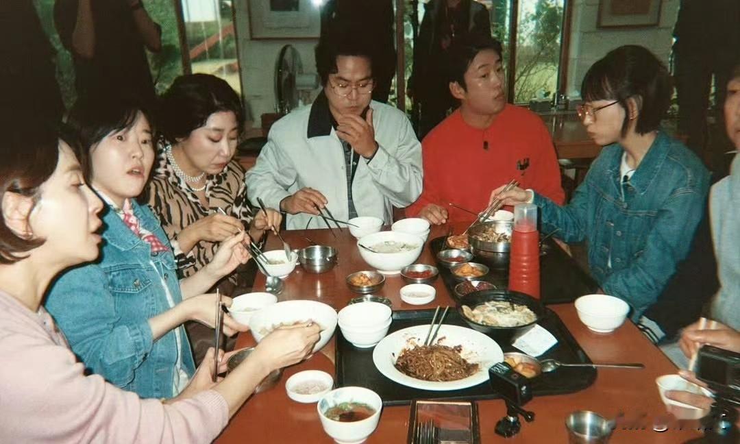 《请回答1988》重聚杀疯了！造型细节1:1复刻，双门洞DNA动了！
 
谁的青