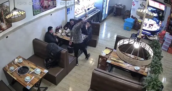 男子凌晨就餐因女孩未及时倒水怒砸啤酒瓶，知情人：女孩13岁，是老板女儿并非服务员