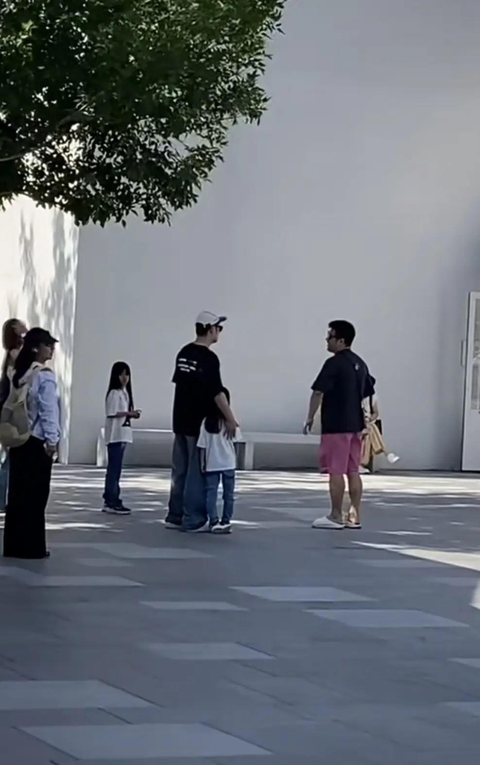 陈赫一家四口现身阿那亚，两个女儿亭亭玉立。陈赫张子萱带着女儿参加阿那亚...