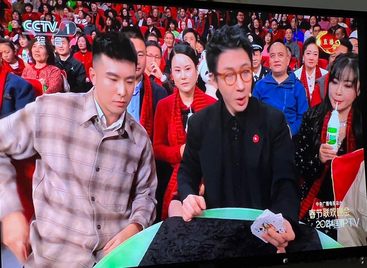 观众小姐姐是在演我吧，就算是刘谦在旁边变魔术 嘴也不能闲着[笑cry]#春晚##