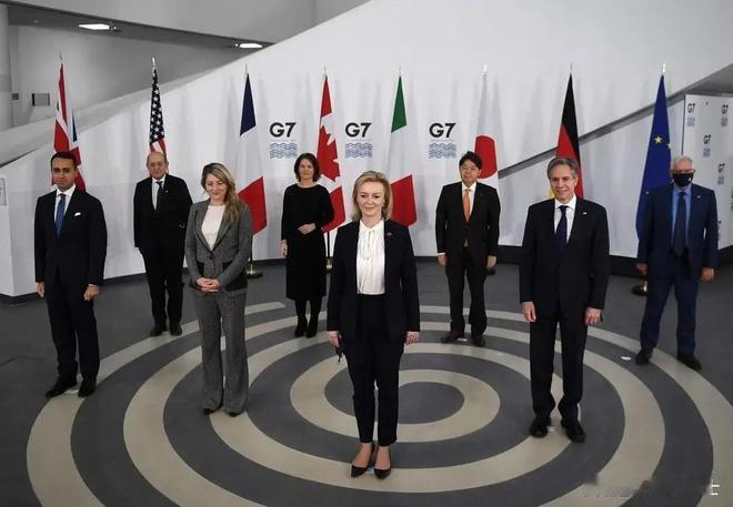 G7峰会刚在法国依云开幕，结果被美联社一篇文章砸了场子。

标题直接扎心：没有中