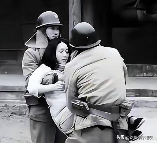 1932年腊月，日本兵把怀孕六个月的媳妇绑在八仙桌上，逼着全村人看。

人群挤在