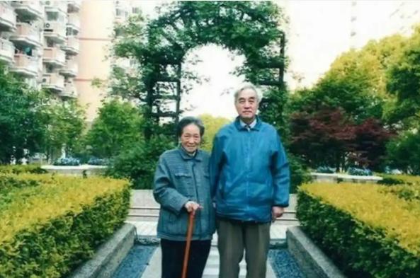 上海一对老夫妻走了，17元的盒饭分两顿吃，省吃俭用一辈子，却捐出500万救了45