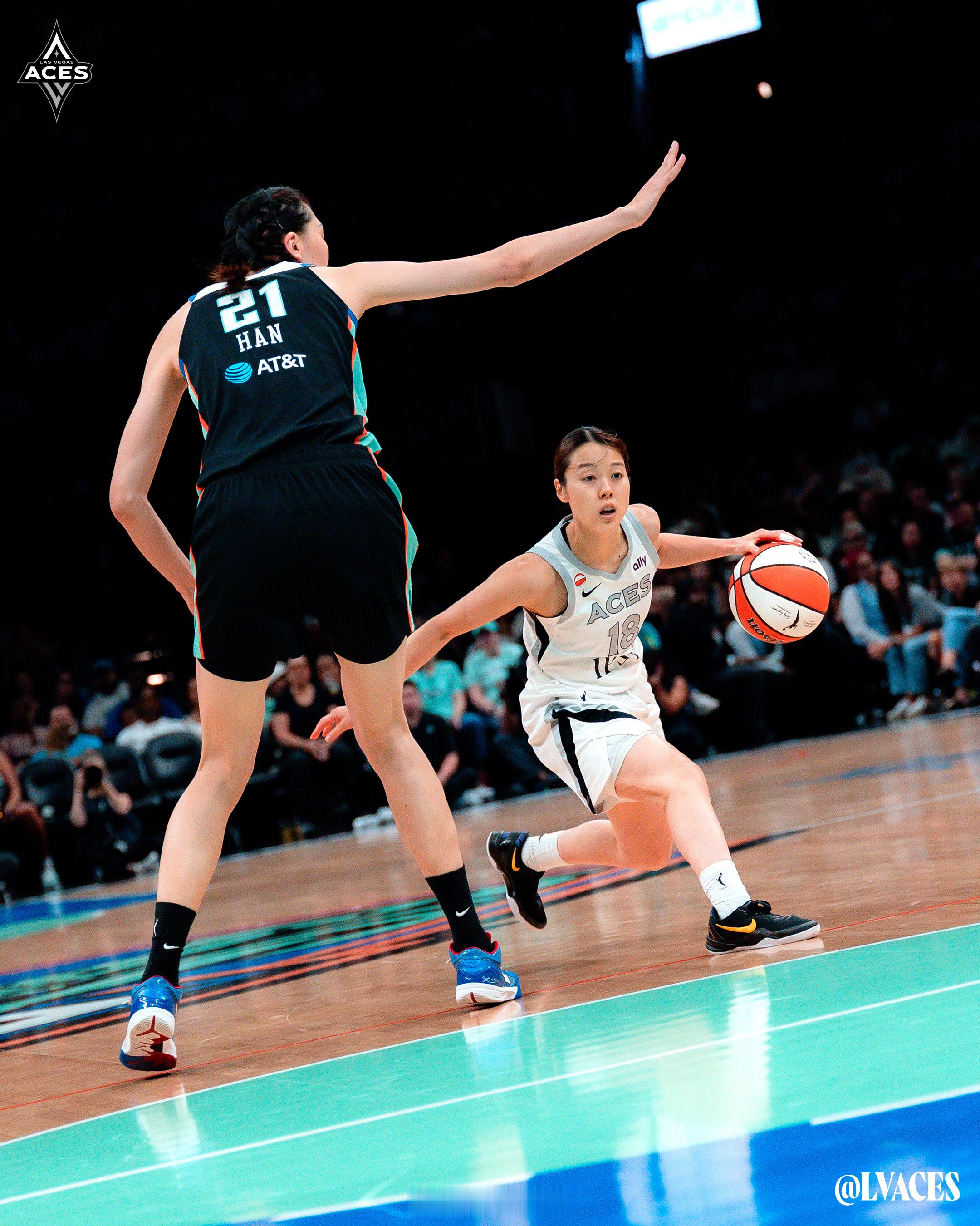 中国女篮 韩旭与山本麻衣的同框照今天很火！2米11 vs 1米65，46cm的身