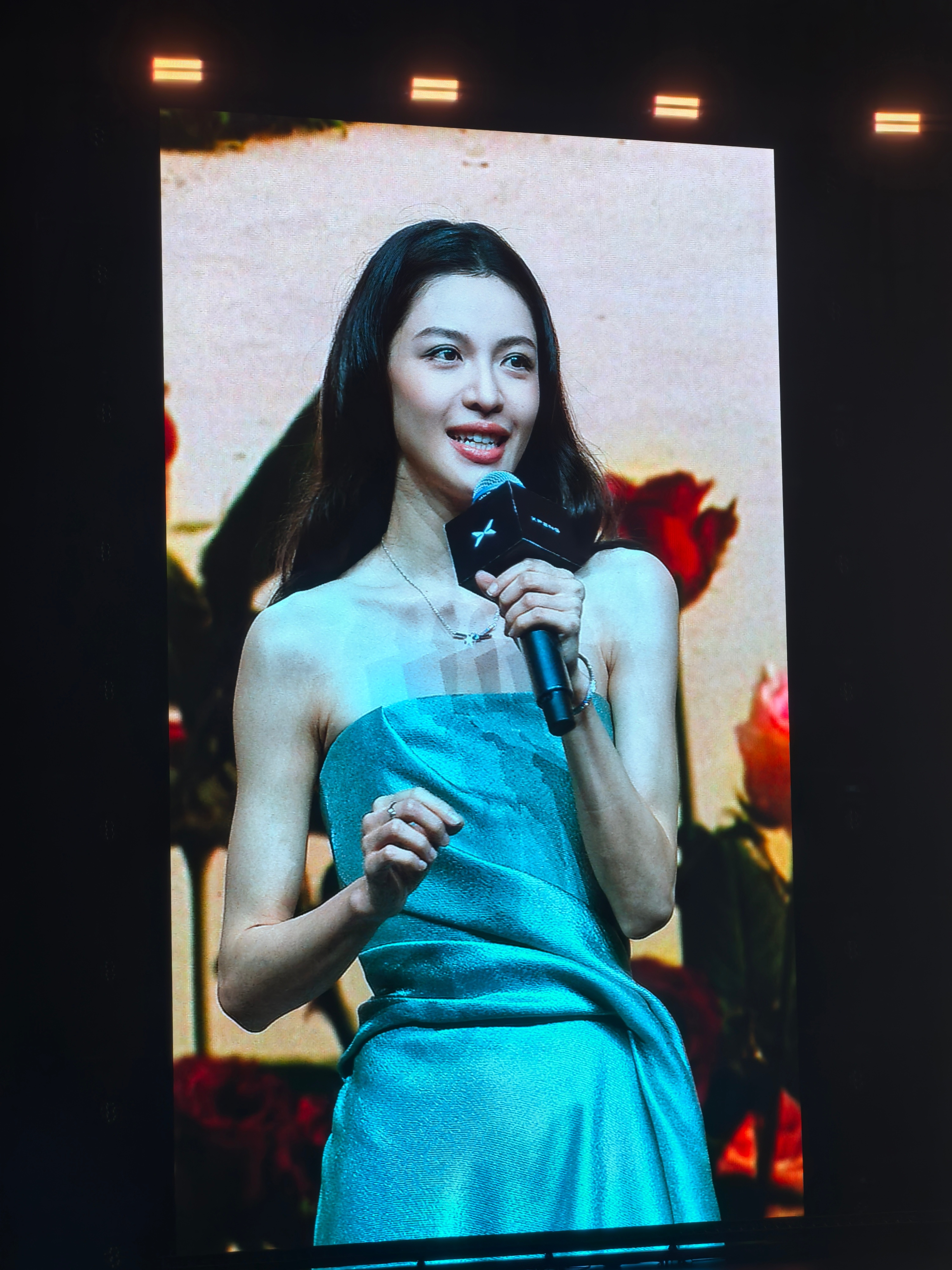 全新小鹏P7代言人钟楚曦非常美丽啊！比例绝佳！全新小鹏p7太高级了全新小鹏p7中