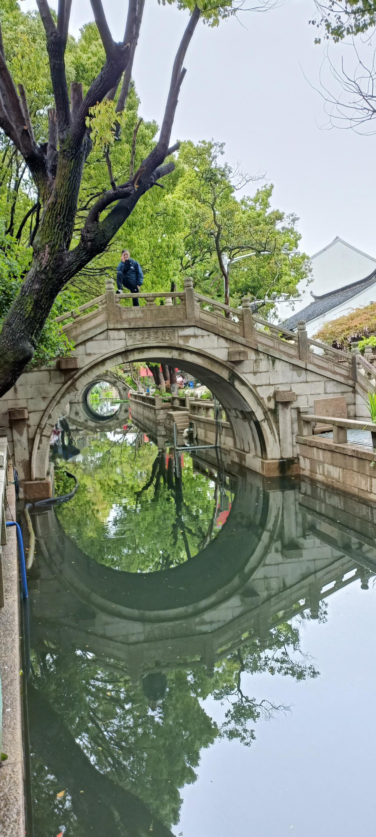古桥倒影，静谧如画，漫步其中，心旷神怡。
上联:桥上人影搖，
下联:水中倒影长。