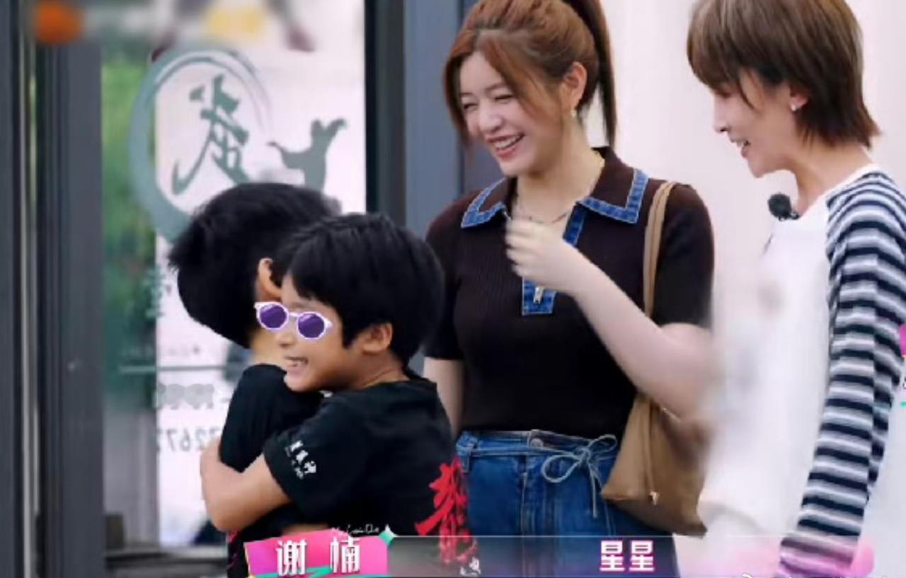 陈妍希：星星你轻点啊，真打伤了妈妈得赔医药费。

谢楠：你赔啥，吴京那小子在隔壁
