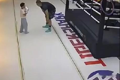 近日，一5岁小男孩参加格斗培训班，在训练过程中，被教练一屁股碰倒，孩子头上磕出一