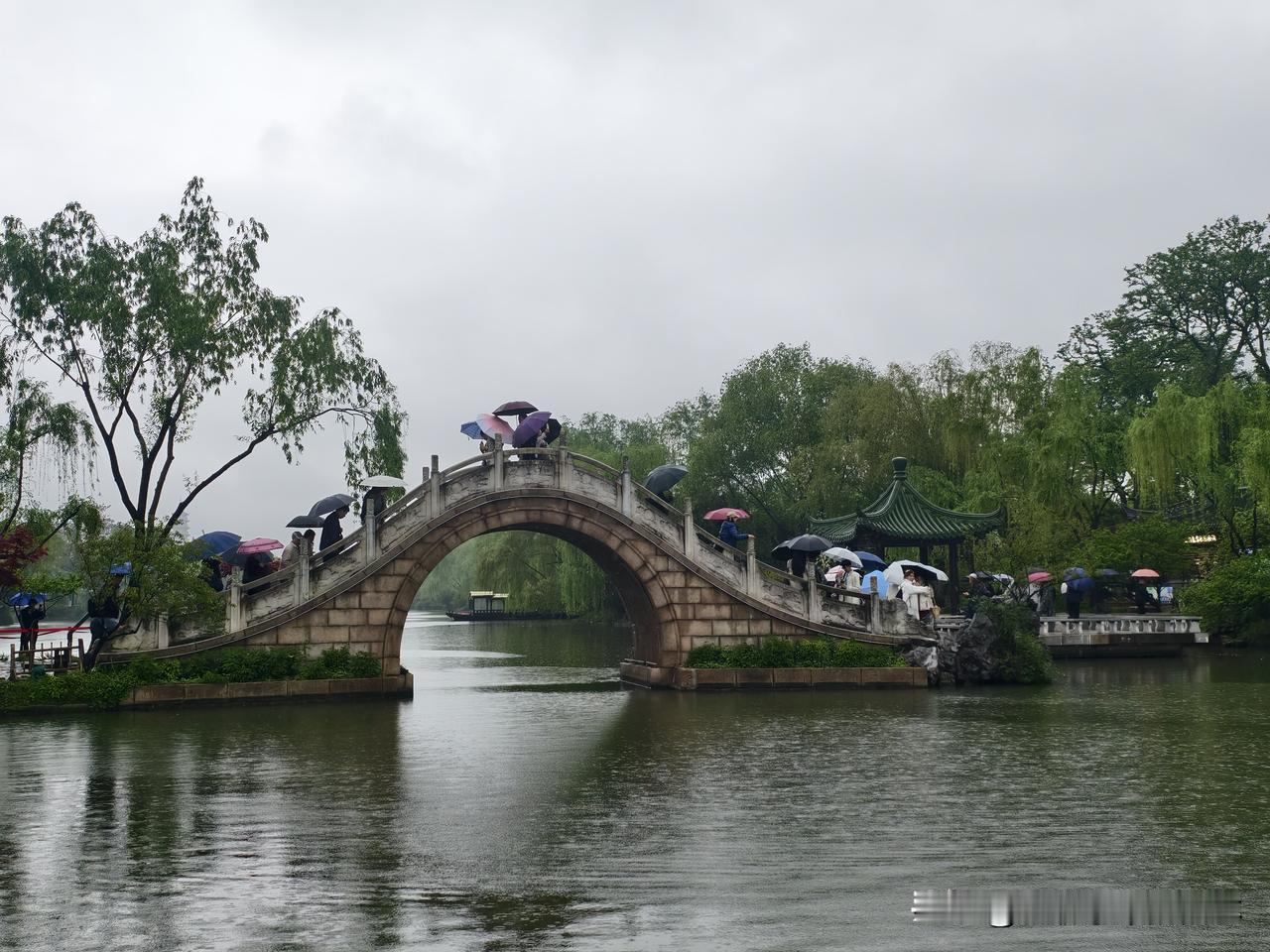 总以为扬州的24桥是24座桥，可真正到了之后才知道，原来还真不是那么回事。

看