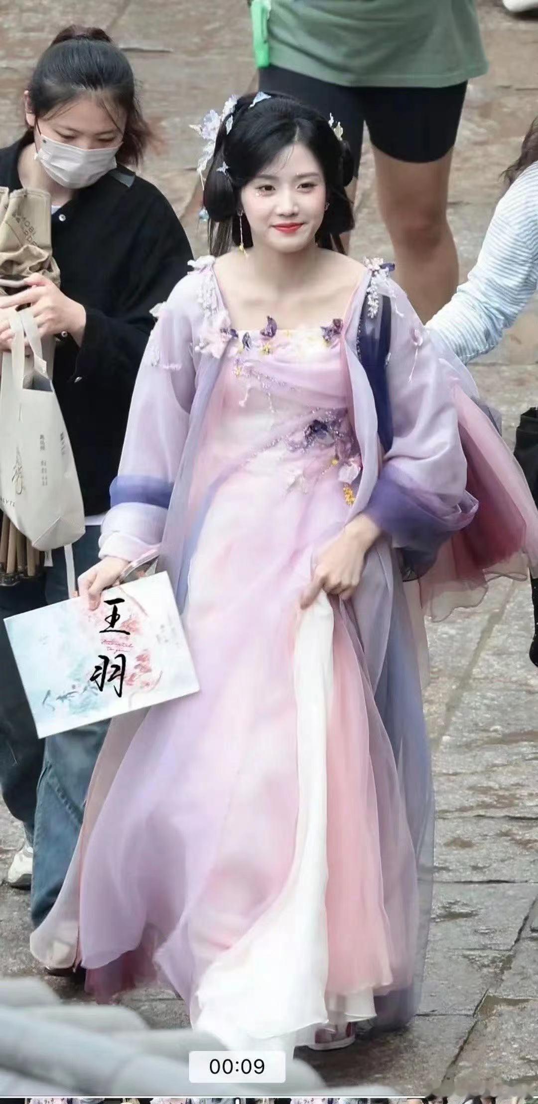 卢昱晓现在怎么这么壮呀？这斜方肌也太明显了 ​​​