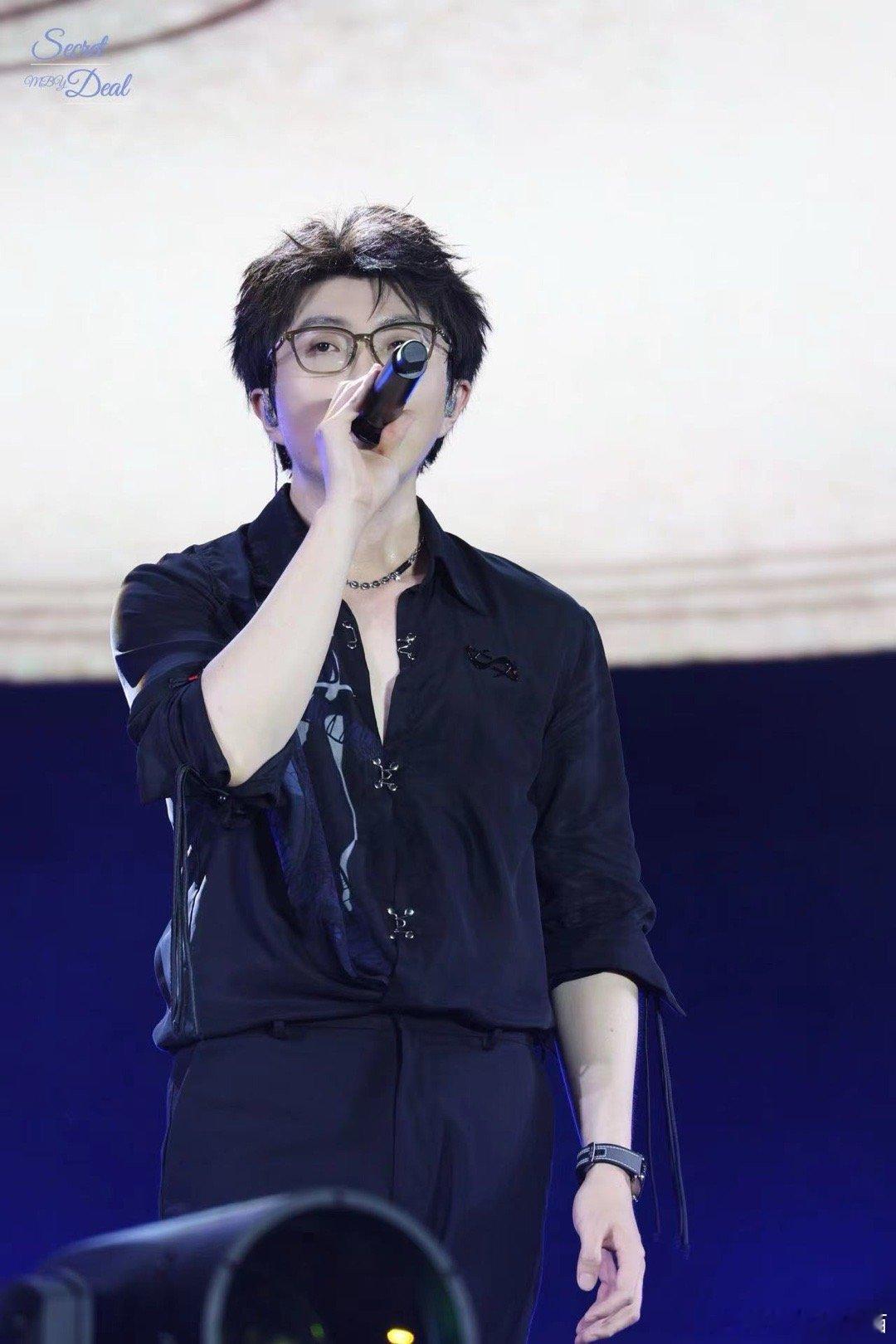 #毛不易挤进蛊系赛道#毛不易的深V黑衬衫真的是禁欲感十足，也是让我们非常的喜欢，