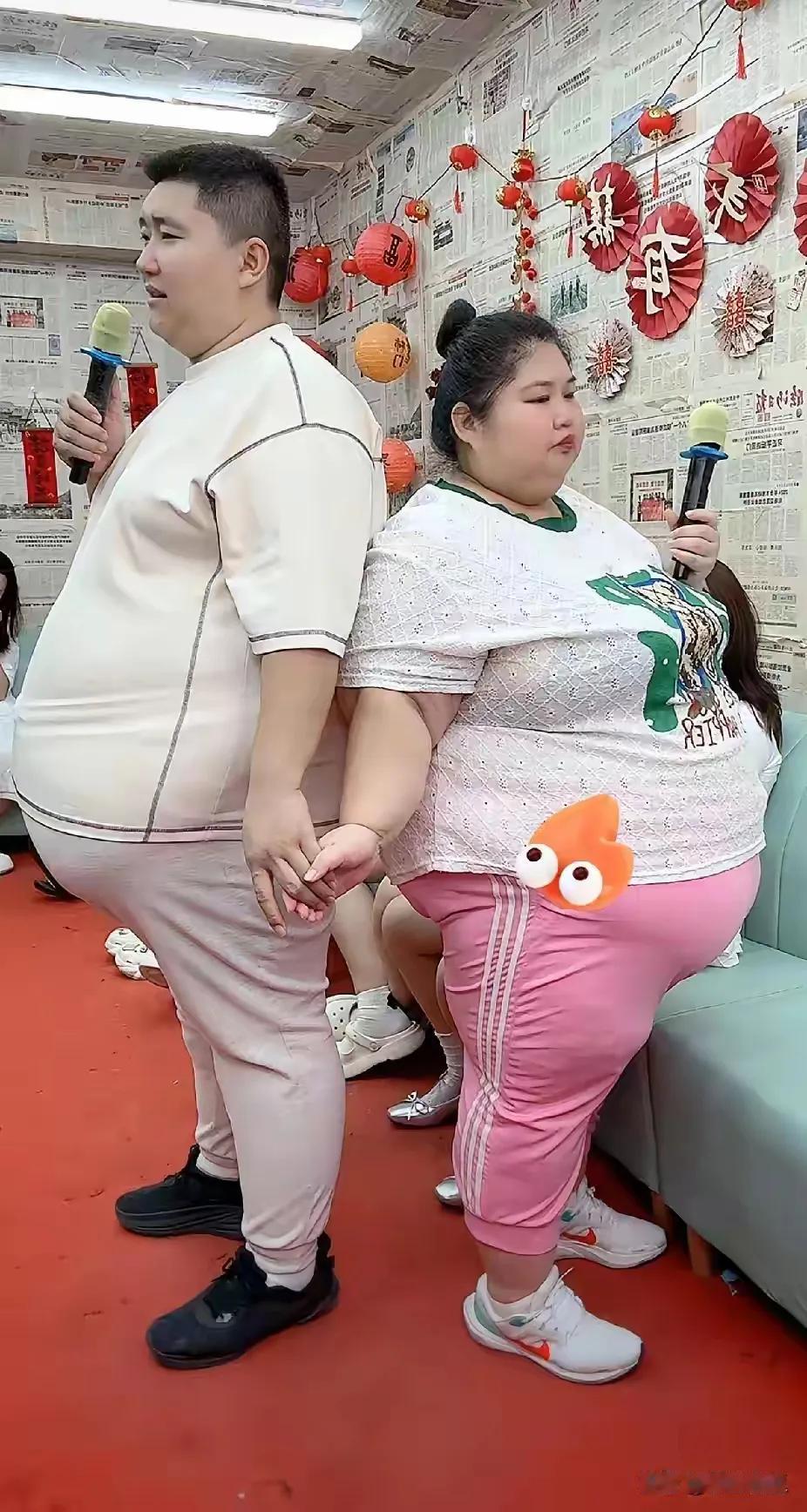 享受啊！
真乃：天造的一对，地设的一双，咋这么般配来，活脱脱的一个娘胎里出来的，
