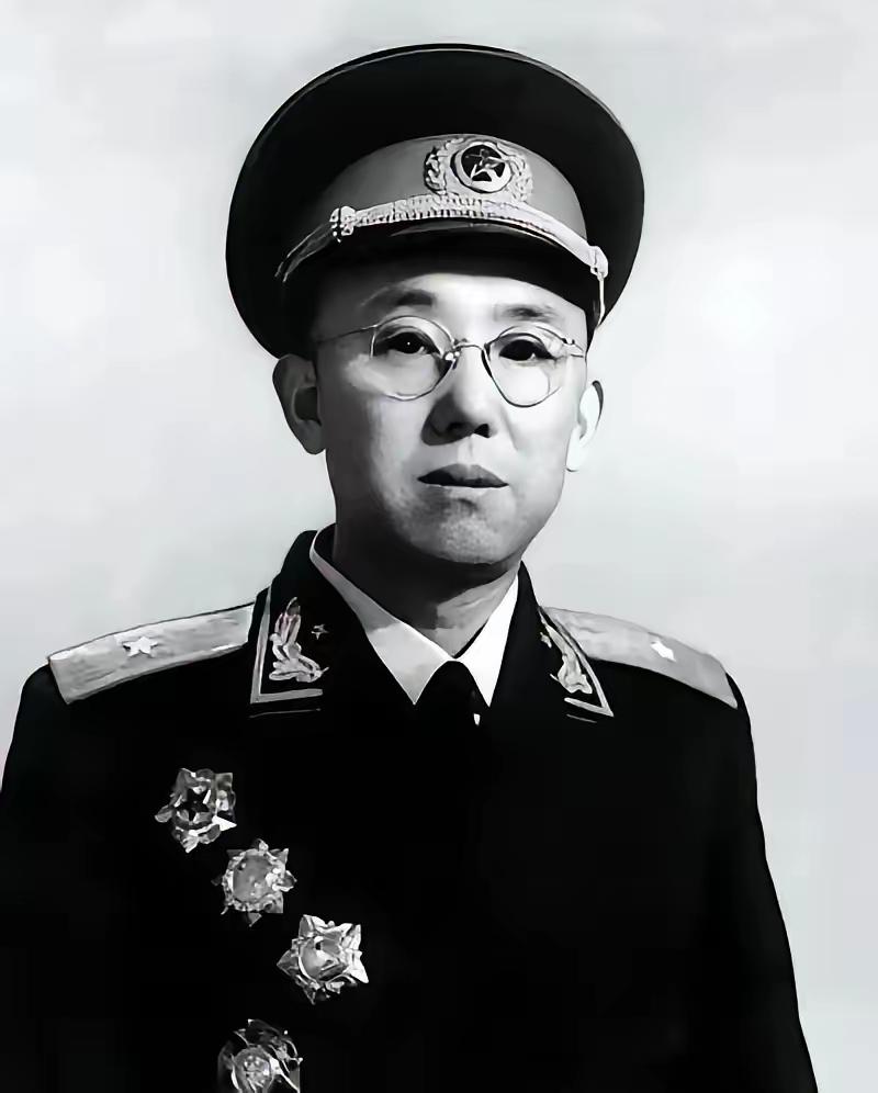 1951年，朝鲜华川大桥，美军炮弹直下，三万多志愿军被死死堵在桥头。就在大家以为