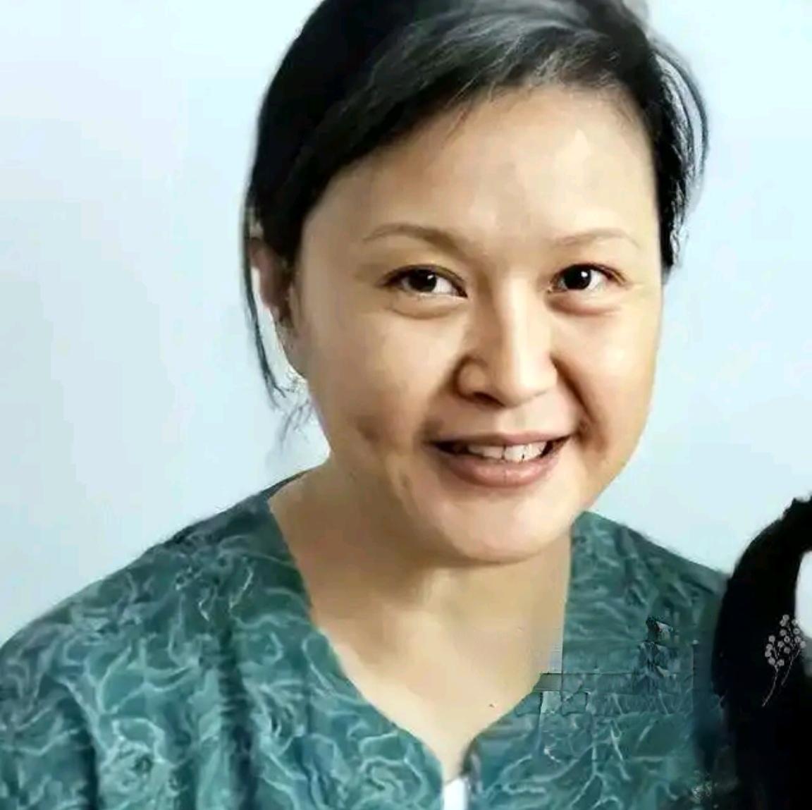 前两张照片应该是目前我们在网上能看到的方舒老师最近的照片了。第一张具体时间不详；