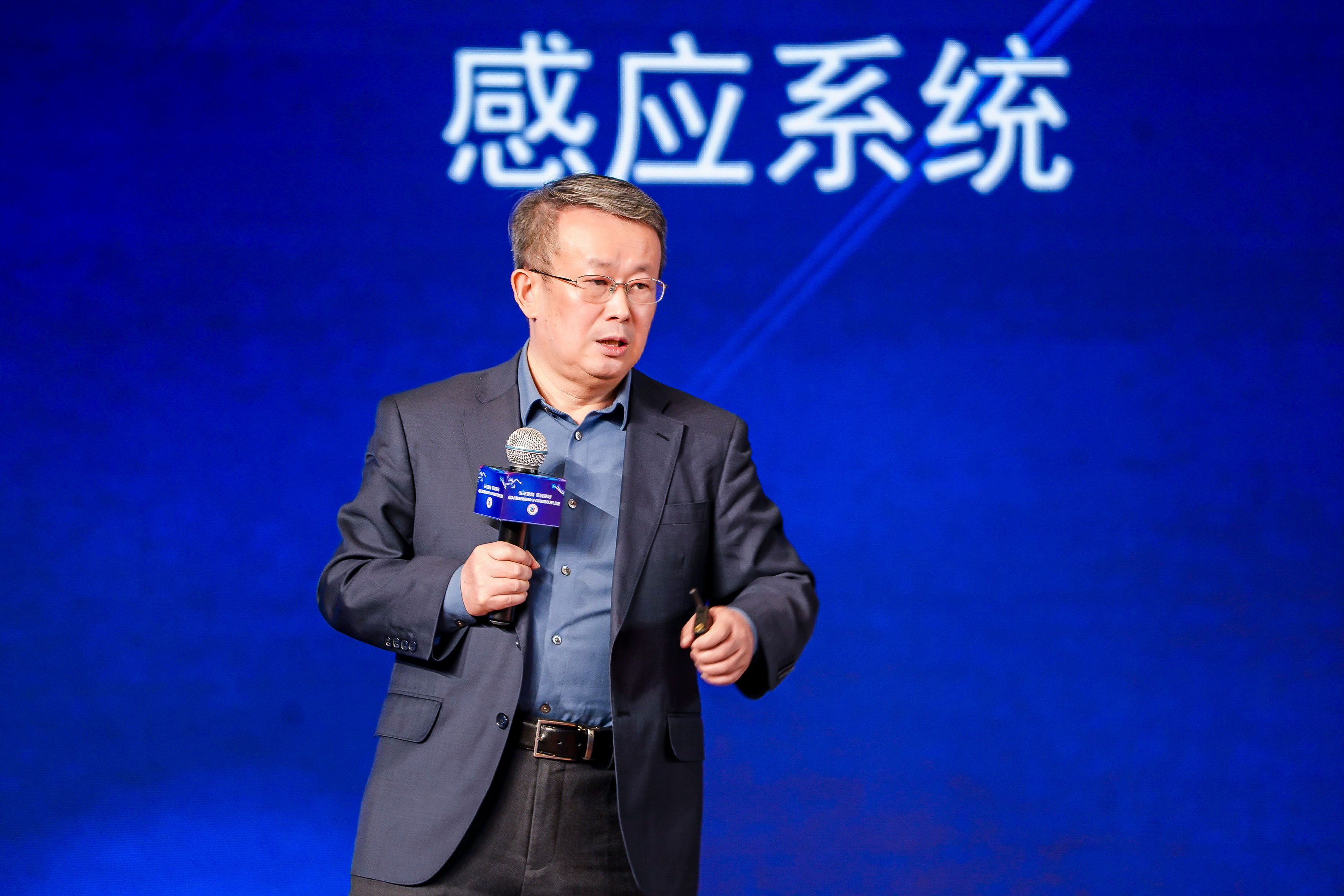 #做早饭时想# 昨天在第六届全国机器人大赛上做评委，讲了讲人工智能对未来社会经济