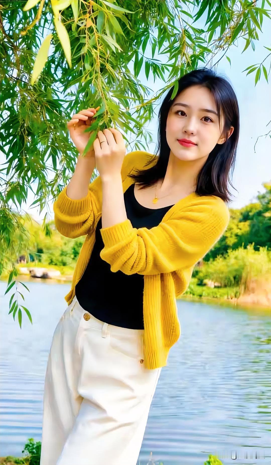 于湖边轻拂绿枝，领略春日暖阳
湖边散步照 湖畔绿裙照 湖边美人景 湖边花海漫步 