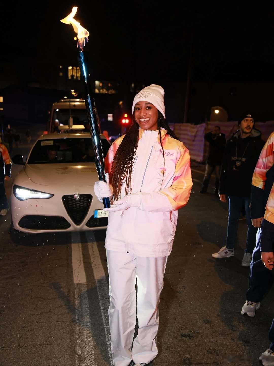 【奥莫鲁伊冬奥会火炬传递】意大利女排奥运会冠军和世锦赛冠军奥莫鲁伊传递火炬世界女