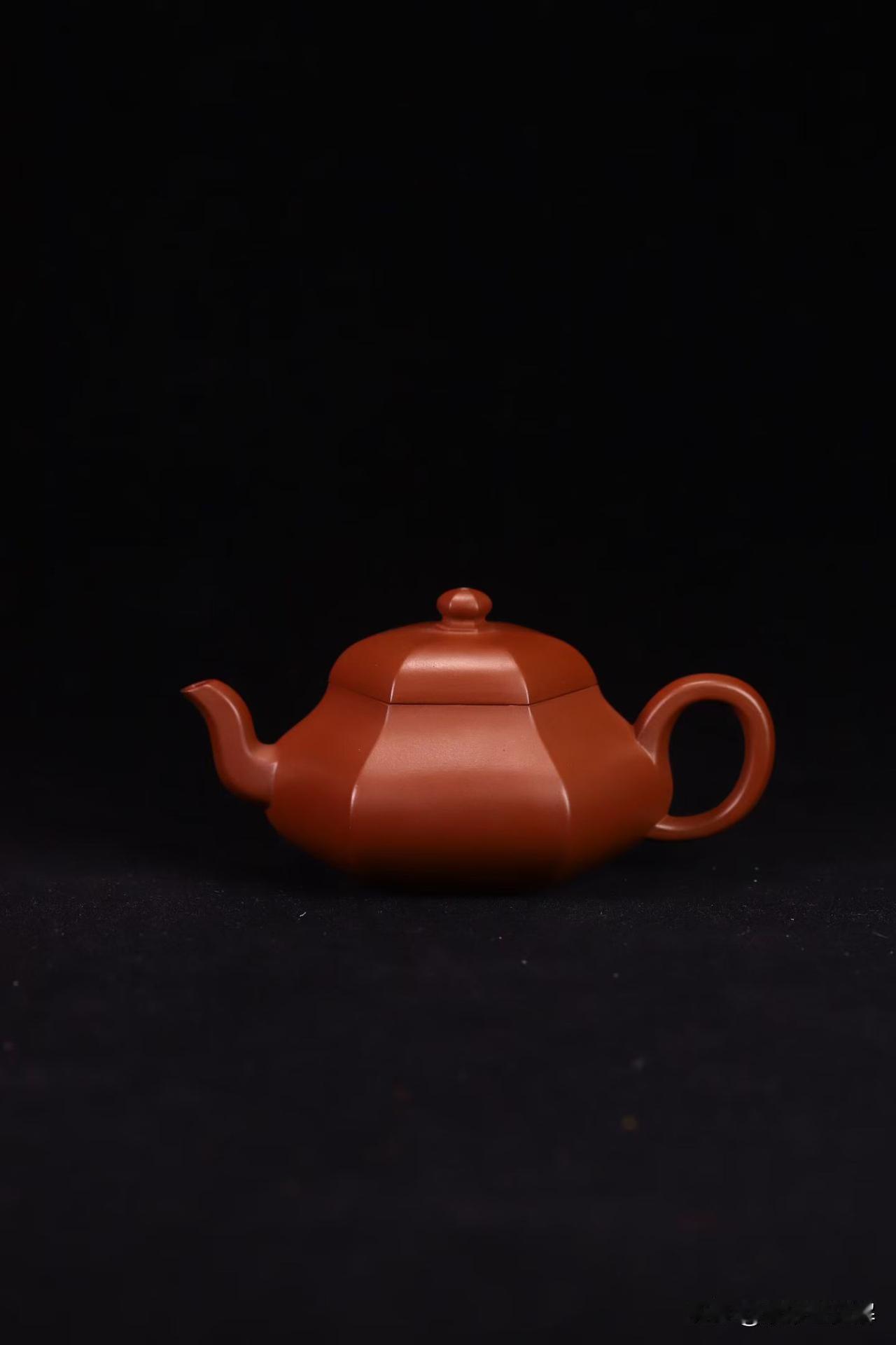 紫砂壶上的火痕，到底值不值得追？
很多玩壶的人第一次听到“窑变”，脑子里冒出来的