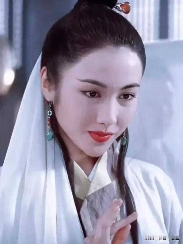 黎姿是唯一一个演了周芷若，又演赵敏的女演员。
我个人是先看了她饰演的周芷若在前，
