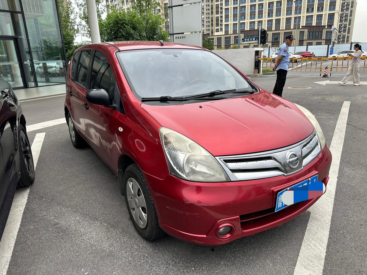 我的小红车光荣退休了。
跟着我南来北往近15年，里程约27万3公里。
在放下它的