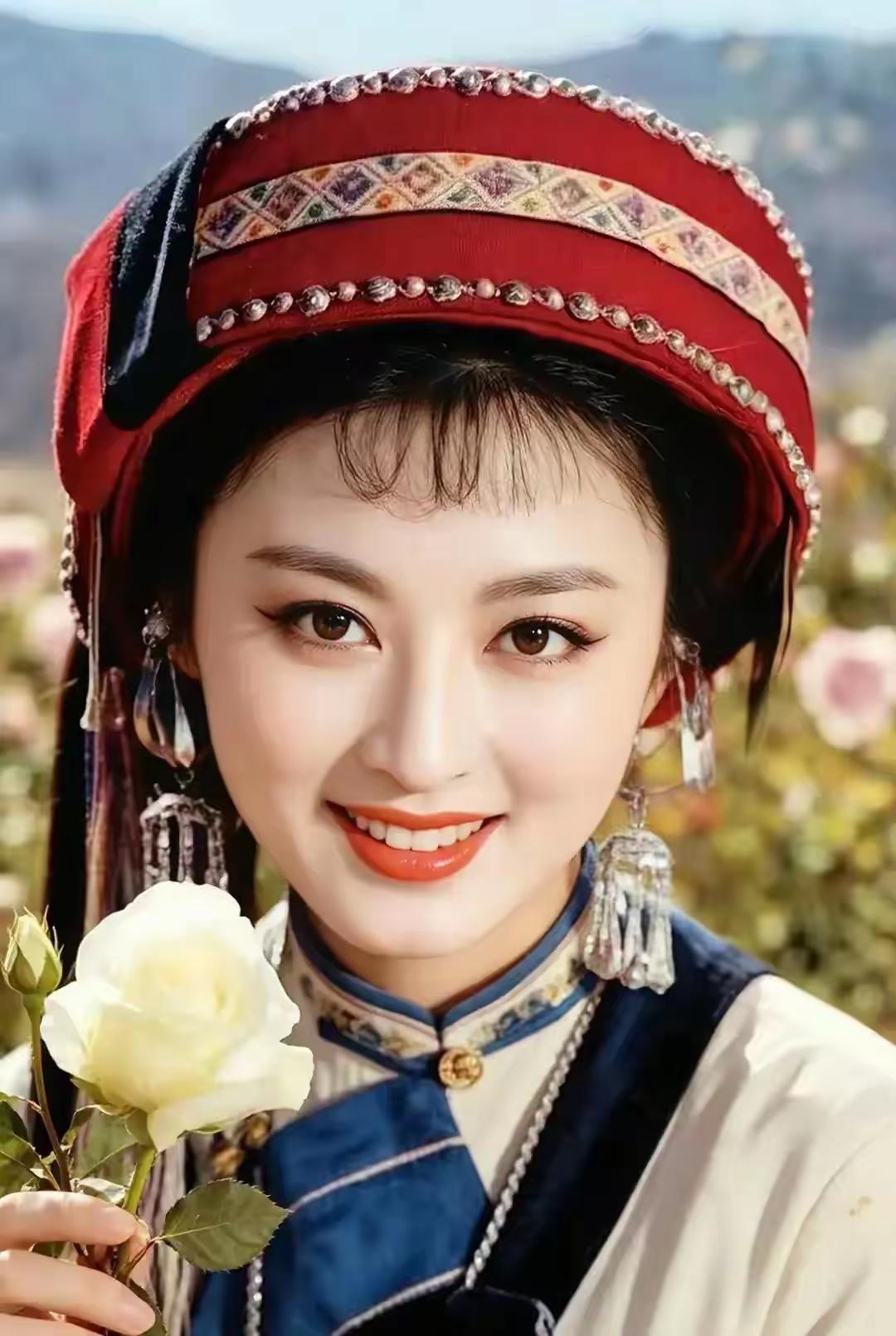 1973年，上海高材生唐凤楼娶了精神失常的杨丽坤，同床共枕27年，他却从未见过她