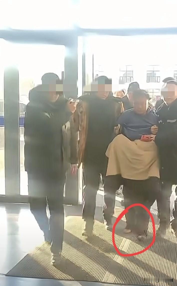 最不值得同情的光脚人，就是最近吉林的通缉犯姚某。有网友看到他被抓捕时光脚的画面，