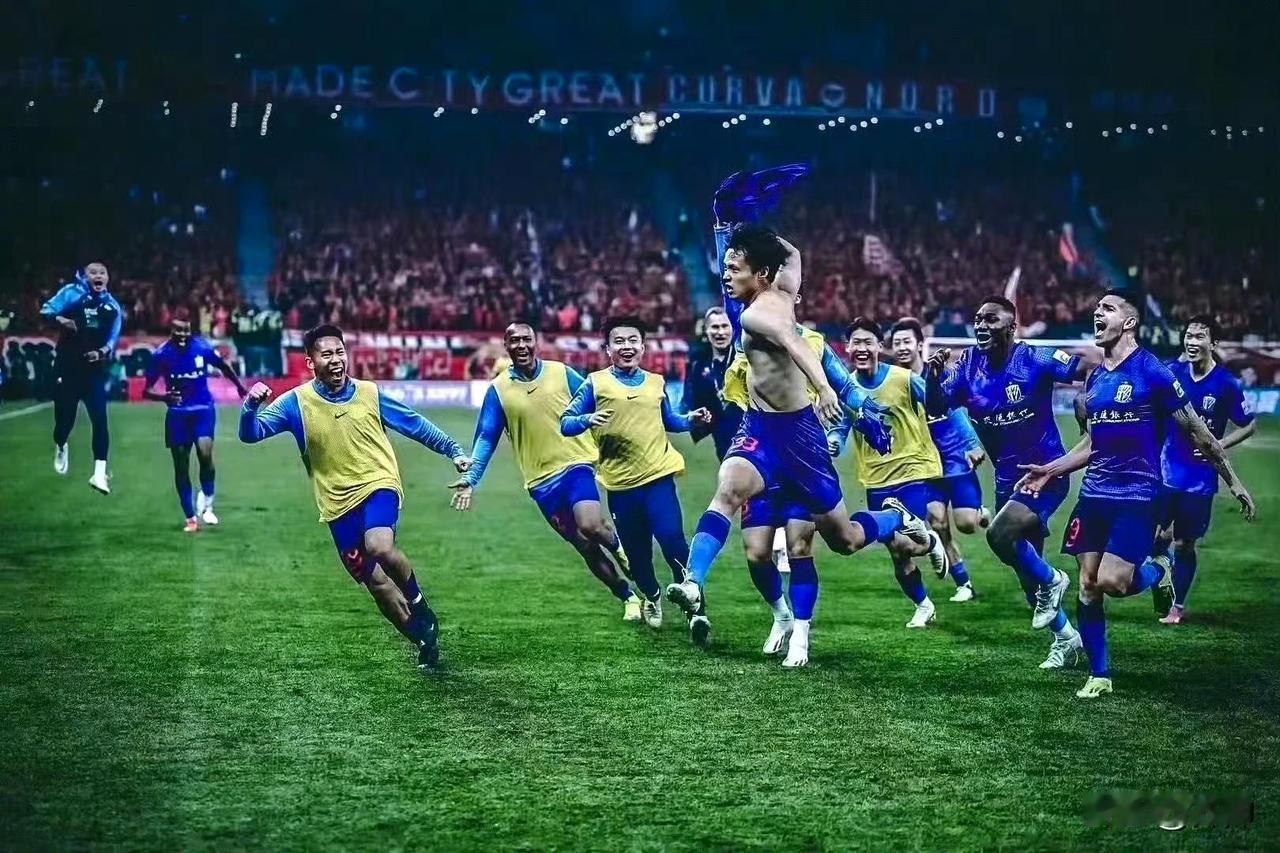 上海申花今夜最疯狂画面：33号汪海健破门后，脱衣庆祝，全队集体庆贺。

可惜，裁