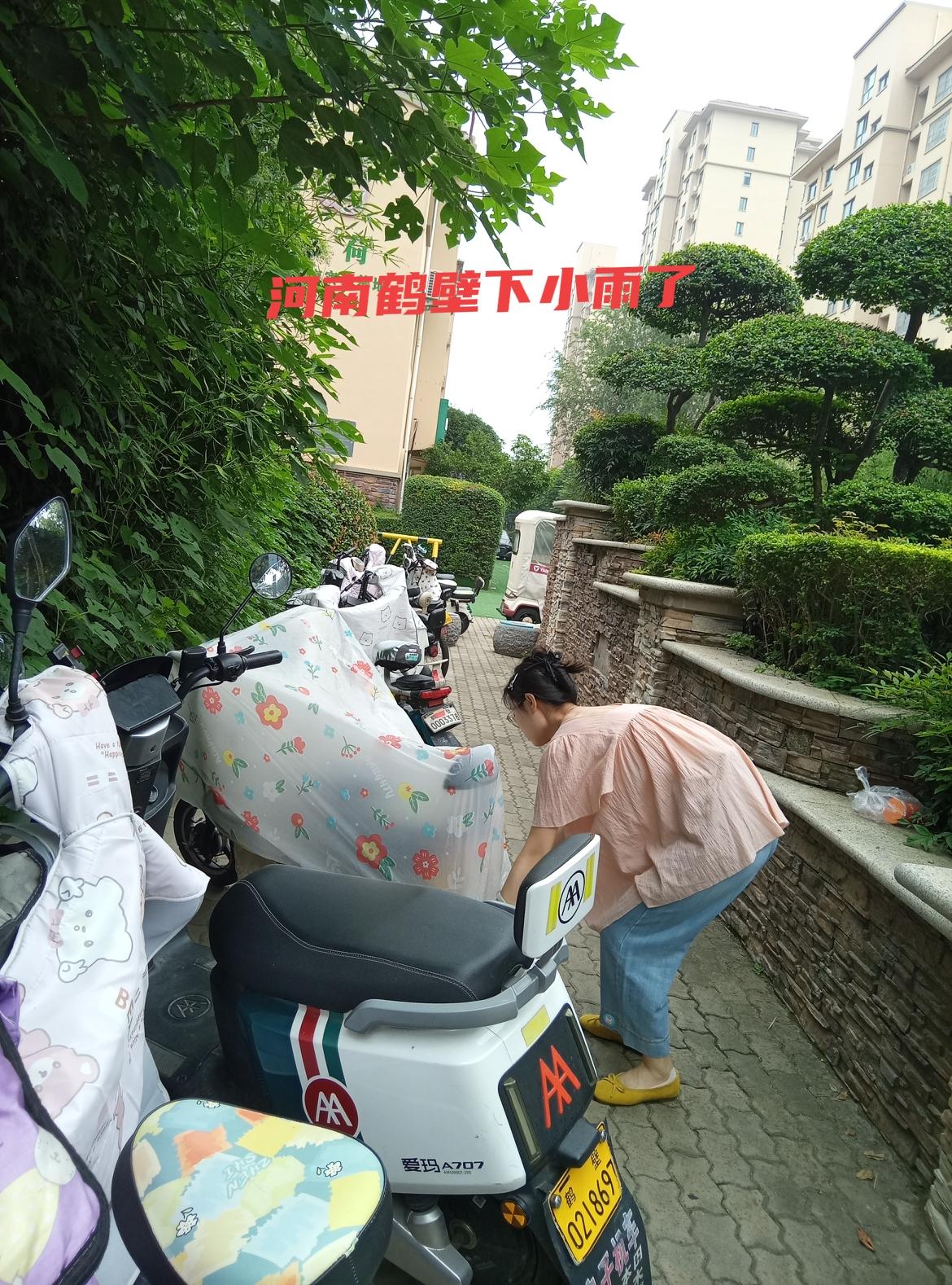 鹤壁下雨了！小雨淅淅沥沥，出门一定注意安全🌧️
 
鹤壁的朋友们注意啦！
 