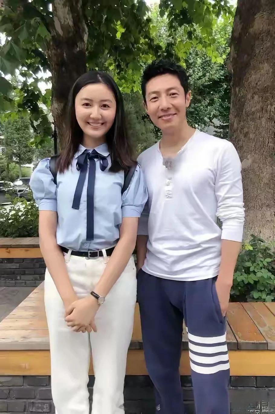 撒贝宁和高君雨，他们都是中国中央电视台（CCTV）的知名主持，这好像是《你好生活