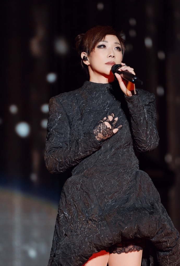 林忆莲染上了蒋欣在这里 天呐，林忆莲是被“蒋欣在这里”的空耳甜蜜魔法击中了吗？粉