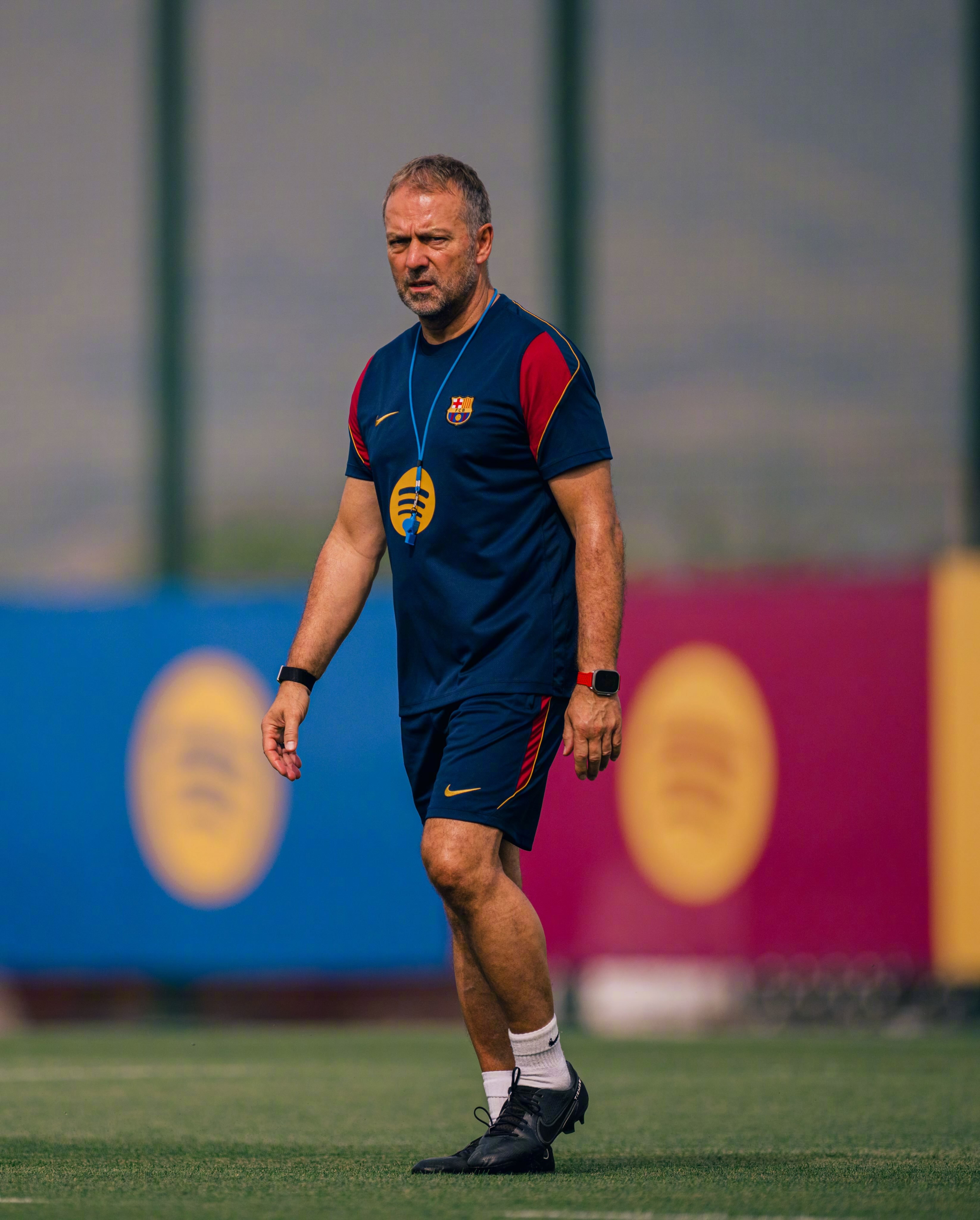💪🏻万众瞩目的世界杯决赛即将到来，但红蓝的节奏从未停止。⚽汗水和草地，是我们