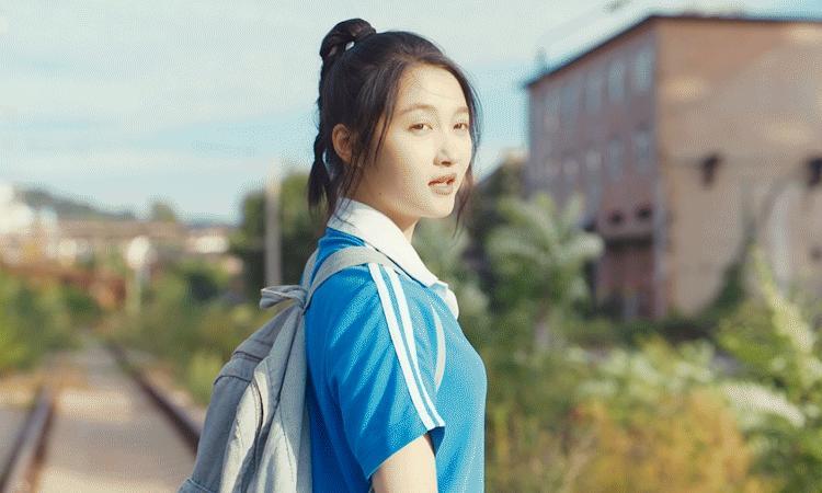 儿在前面闯爹在后面扛 《岁月有情时》里的张小满是个充满朝气的闯将，而丁师傅则是那