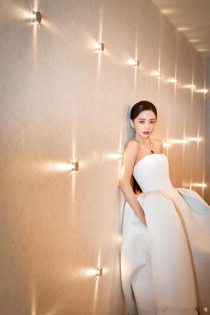 #佟丽娅戛纳红毯定制礼服##佟丽娅戛纳解锁定制款礼服#佟丽娅和电影《狗阵》剧组的