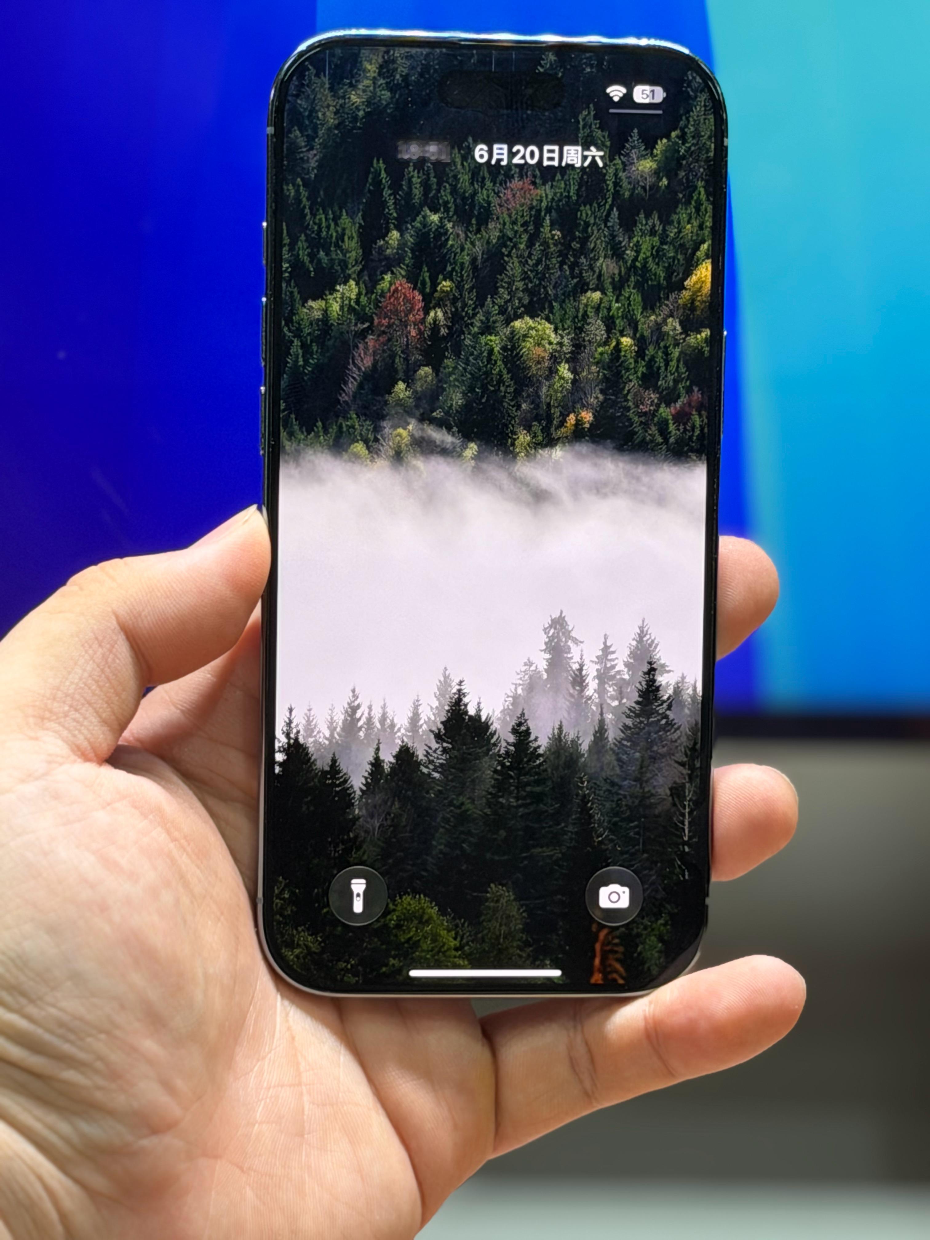 iOS27 的小时钟很有意思，可以彻底解放锁屏壁纸完整度，很多好看的壁纸都可以完