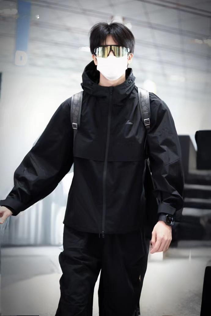 机场就是宋威龙的秀场宋威龙护目镜冲锋衣酷感look 机场就是宋威龙的秀场，宋威龙