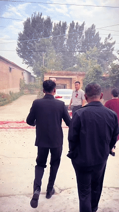 这一幕把无数网友都看哭了！近日内蒙古，新郎和新娘经过了十年的爱情长跑终于喜结连理