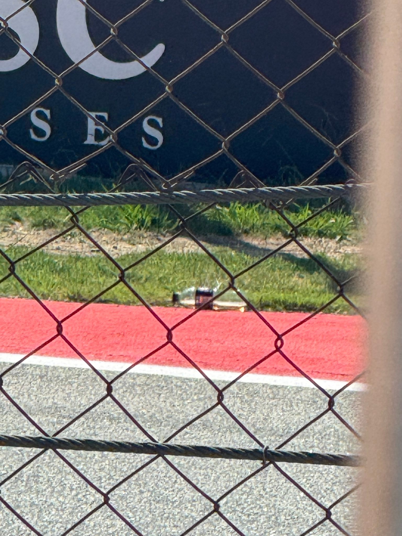 F12026f1巴塞罗那大奖赛 昨天排位赛红旗结束后，有观众往出场圈的赛车扔瓶子
