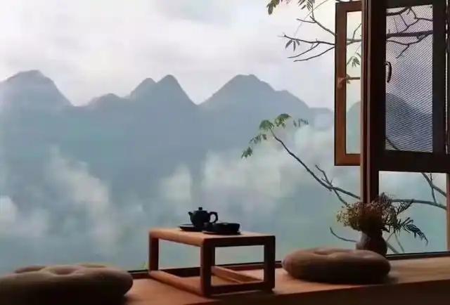 上联：沧桑岁月千般苦，
下联：热烈星辰万缕光。