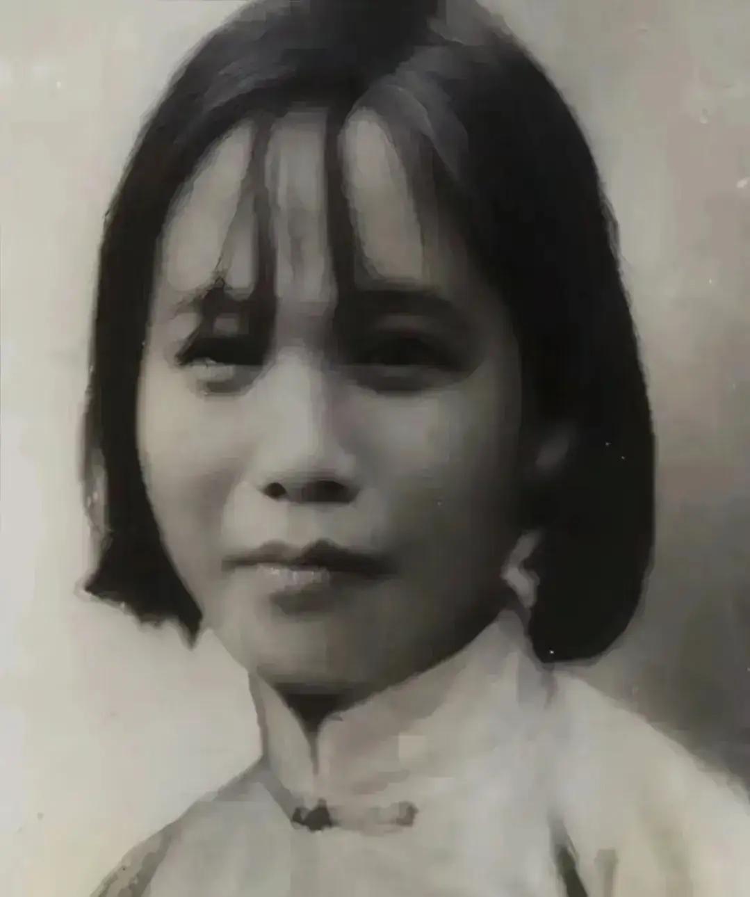 1943年，一位女战士被日军钉在树上，可恶的日军，竟放出一条狼狗，狼狗疯狂地撕咬