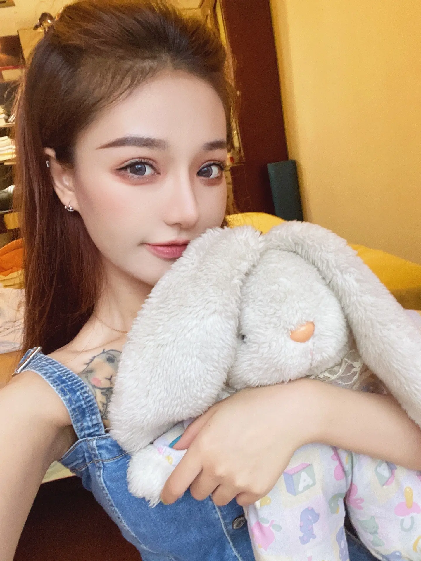 和壮壮妈小时候的玩具合影。