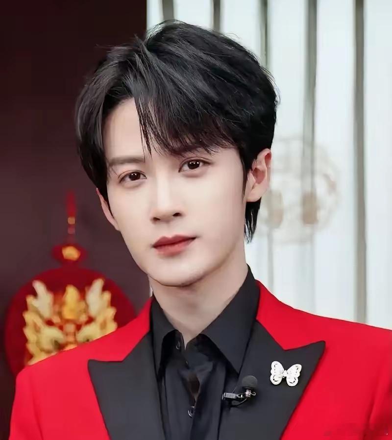 疑似檀健次新恋情檀健次又双叒被曝新恋情了！粉丝火速下场辟谣死不承认，男方直接发文