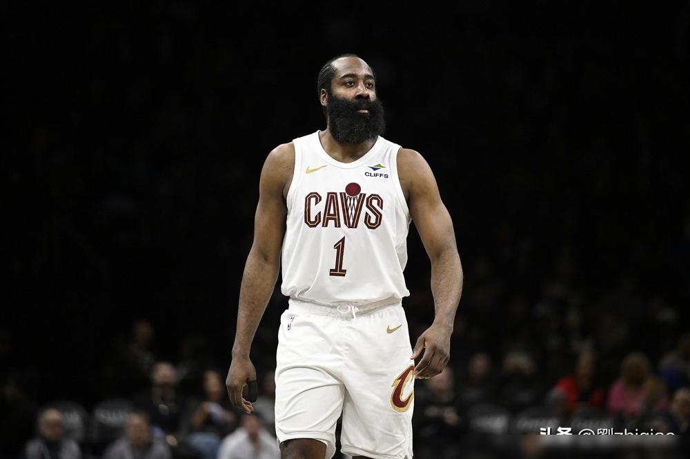 哈登砍30+6+8仍输球，他只是骑士的“短期耗材”。
2月4日，骑士用加兰+次