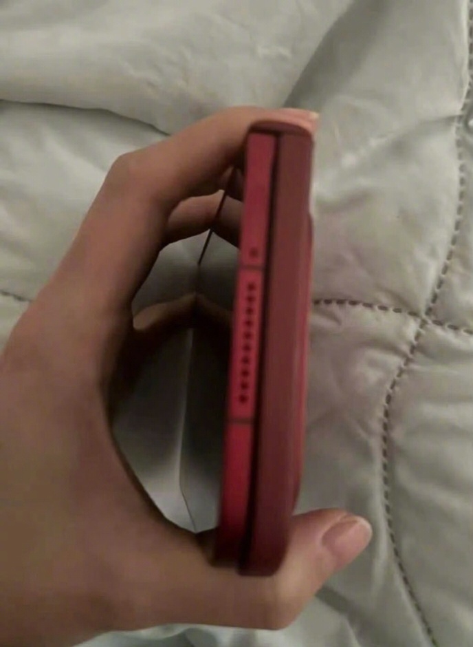 水管这就爆啦？不过看样子这个小米的阔折叠还是挺薄的，深红的颜色还挺克制。能展开看