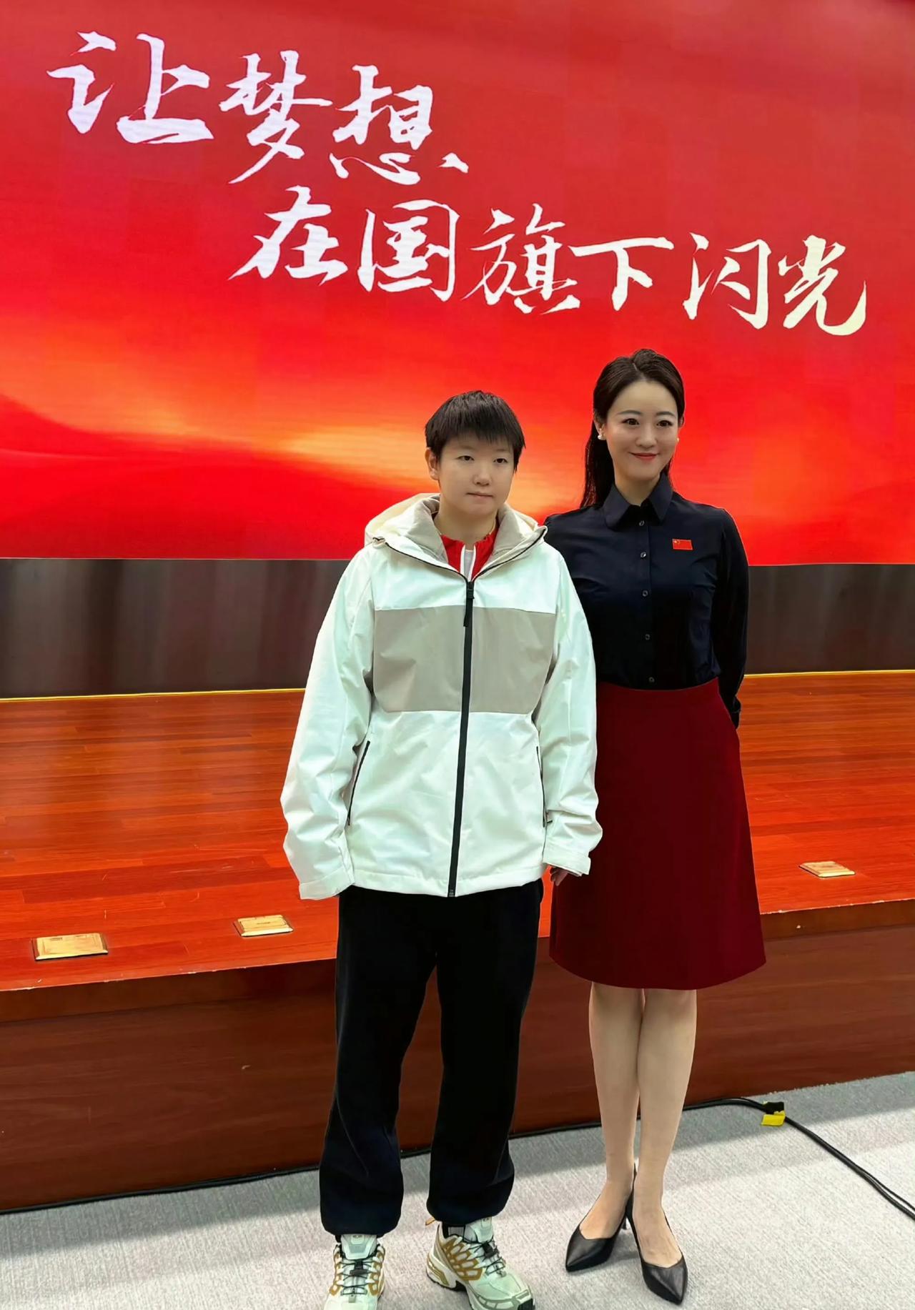 这真的是一张正能量满满的最美合照。右边的美女小姐姐和自己心目中最崇拜的偶像莎莎同