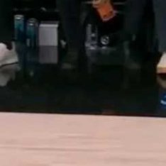 斯蒂芬-库里在对阵活塞的第三节后段就一直觉得自己的右侧膝盖不舒服，在他命中那个2