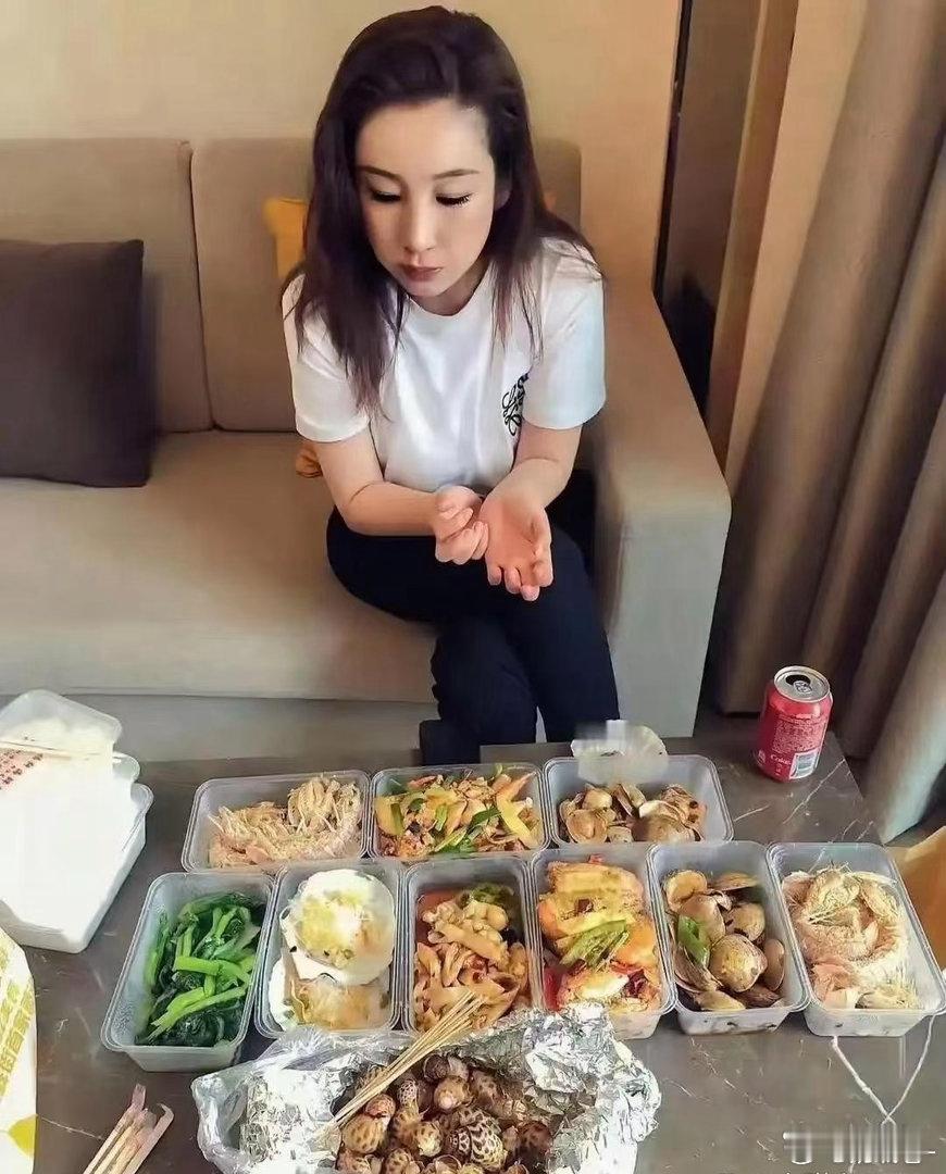 秦海璐这一⁠顿‎饭，估计顶普通人10天工资了吧。 