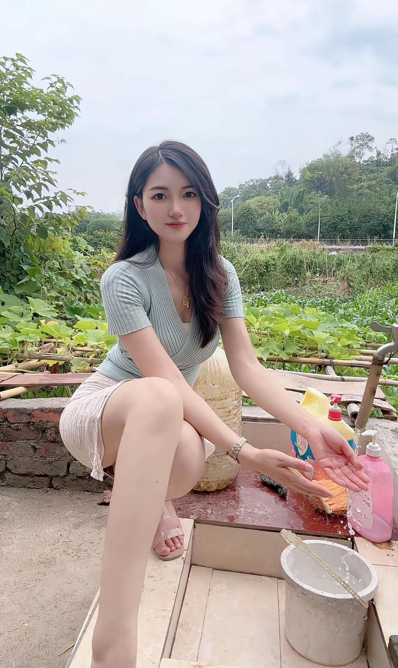 田园生活，手洗衣物，感受自然的美好。