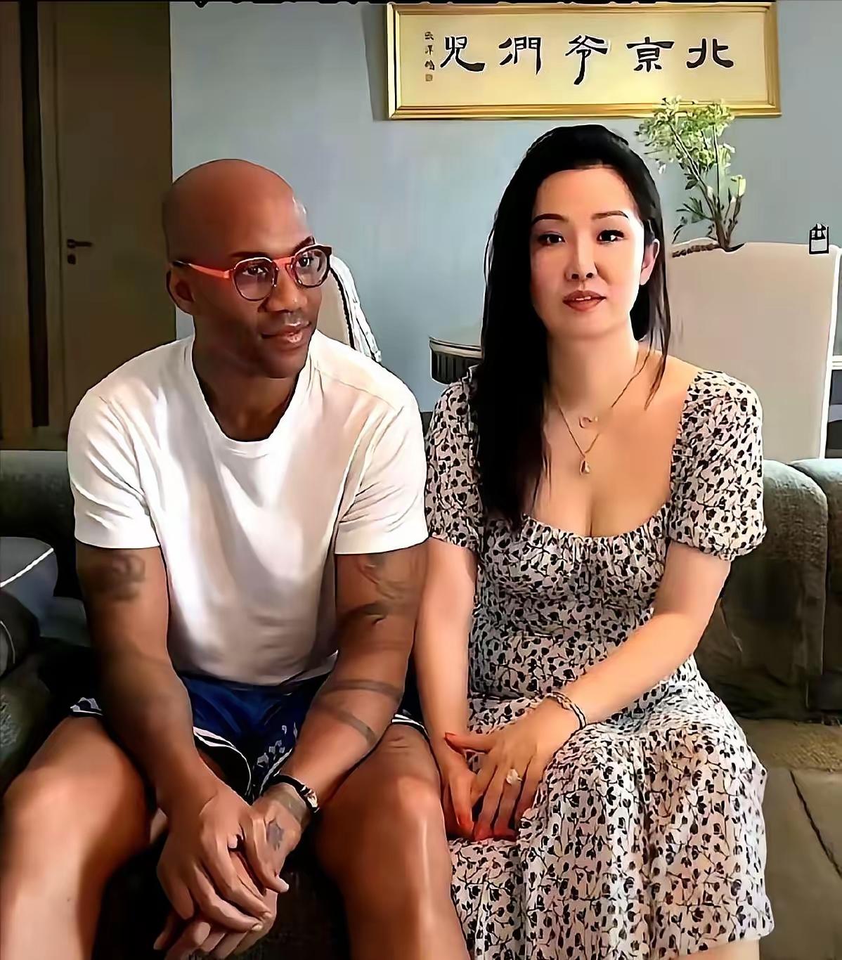 马布里，48岁，刚领着一位中国姑娘去领了证。不是哪位球迷，是唱《中国好声音》的汪