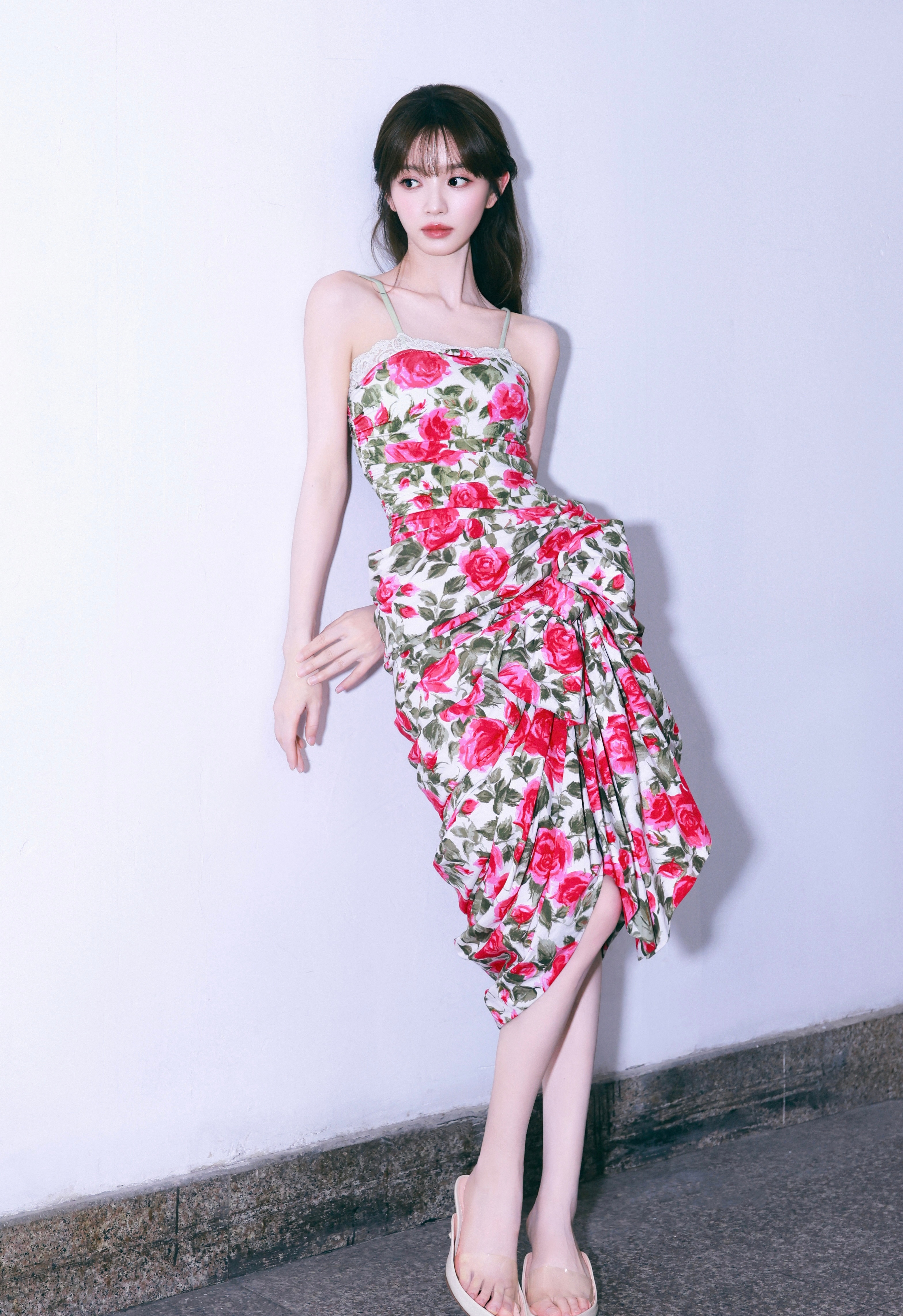 田曦薇今日出席新作《天才，女友》剧宣活动，身着一袭Chloé吊带蕾丝拼接印花裙装